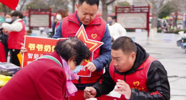 蒲城縣政協(xié)委員：讓“雷鋒精神”走進(jìn)群眾心中